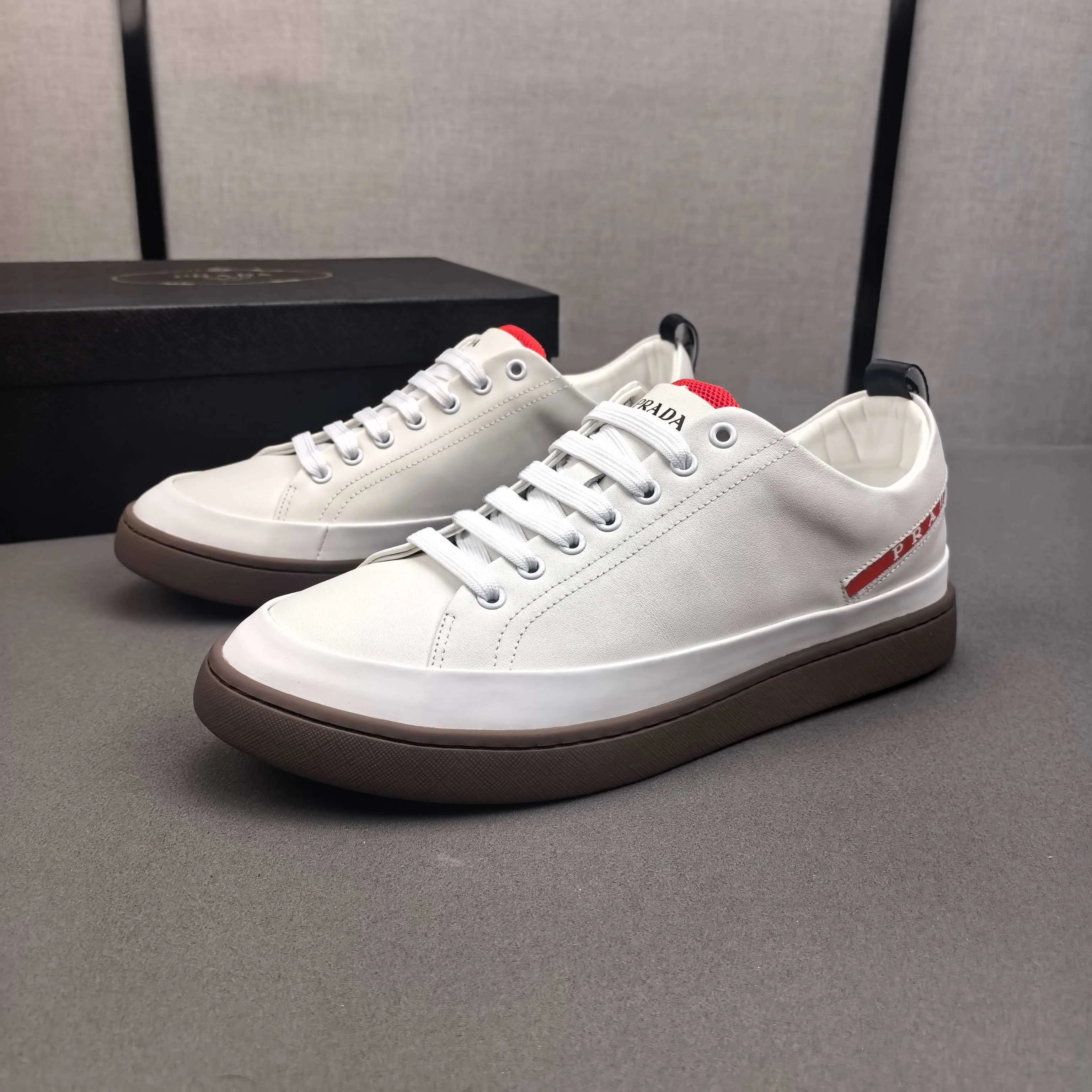 PP400👟👟👟Prada set off the audience! Prada, an international brand that is constantly innovating, this men's casual shoe, the original version, made of cowhide leather at a ratio of one to one at the store, with leather feet and rubber non-slip outsole, breathable and comfortable, quality speaks for itself👄38-44